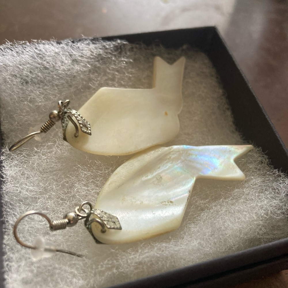 New Handcarved Fish Earrings in Mother of Pearl and Silver - Picture 2 of 2